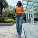 Shraddha Musale Instagram - Orange and pink, can come across as loud but when done in right proportion, becomes uber stylish Hair and makeup by me. Styling by inhouse stylist: @detospeaks #weekendvibes #sunnyday #ootd #orangeandpink #curlscurlscurls #curls