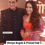 Shreya Bugde Instagram - Exceptional Talent in One Frame🔥 . . #ShreyaBugde & #PrasadOak both poses together at #TV9 Awards night . . . #shreyabugde #shreyabugde❤️ #shreyabugade #prasadoak #prasadoakfansclub #prasadoakfans #prasadoak❤️🤩 #prasadoak♥️