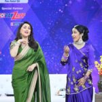 Shreya Bugde Instagram - गेली अनेक वर्ष हवा येऊ द्या मुळे अनेक ‘challenging characters’ करायला मिळाली पण कधी कधी आमचा doctor खूपच धाडसी गोष्टी करायला लावतो ...हे मी केलेलं धाडस ......🙈 @madhuridixitnene #evergreen #rulingourheartsforever ❣️❣️ #dancingwiththequeen #dhakdhakgirl