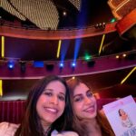 Shreya Bugde Instagram - MammaMiA!!! 💃 ABBA-SOLUTELY FABULOUS!!! What a pleasure to ‘see that girl, watch that scene and dig the Dancing Queen. ‘ A production of tremendous WARMTH, VITALITY AND TECHNICAL EXCELLENCE that offered an experience of unbridled fun !!! Totally swept away by the performances, choreography, music, sets , lights & every lil detail that’s been worked upon !!! THE MOST FUN I’VE HAD AT THE THEATRE IN YEARS!’ A huge shoutout to the entire team of @mammamiamusical you’ve left me spellbound. THIS HIGH-ENERGY MUSICAL WILL ALWAYS BRING HAPPINESS WHEREVER IT GOES! A big Thankyouuuuu to everyone @nmacc.india for the invitation & letting me experience this worldwide smash in our very own city ❤️ overwhelmed with your warmth & hospitality !!! SO GUYS ….GR- ABBA TICKET IF YOU CAN! 😉 PS : @diaryofanut you’ve been the best date 😘😘 #mammamia #mammamiaatnmacc #myfirstbroadwaymusical Nita Mukesh Ambani Cultural Centre