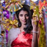 Shruthi Rajanikanth Instagram - cheers to all sparkles and warmth✨✨ Smart fashion world makeup club Christmas photoshoot 💄Makeup @makeover_by_ashakesav @sreepriyag2020 @smart_makeup4083 @smart_fashions_world 📸@arjun_surendranathan 👗@sherin7215 Marine Drive, Kochi, Kerala