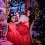 Shruthi Rajanikanth Instagram - Little angel 😍🥰 Smart fashion world makeup club Christmas photoshoot @smart_fashions_world 📸@arjun_surendranathan 💄Makeup @makeover_by_ashakesav @sreepriyag2020 @smart_makeup4083 👗@sherin7215 Kid @vignyaaurora Marine Drive, Kochi, Kerala