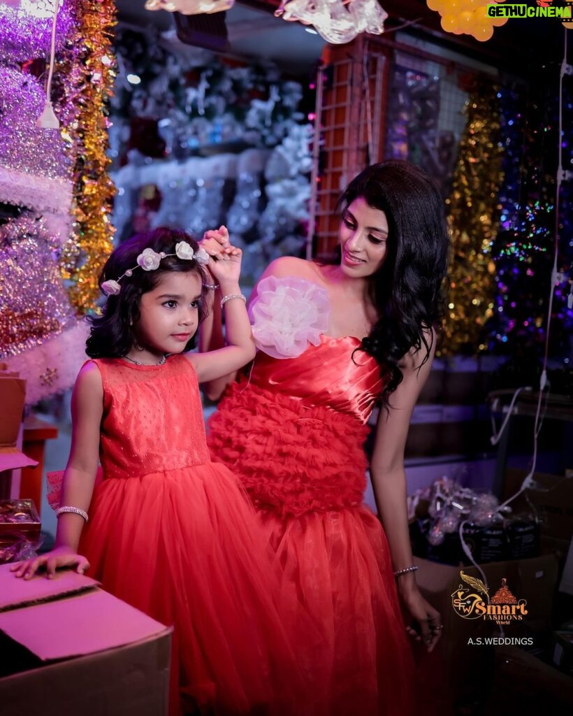 Shruthi Rajanikanth Instagram - Little angel 😍🥰 Smart fashion world makeup club Christmas photoshoot @smart_fashions_world 📸@arjun_surendranathan 💄Makeup @makeover_by_ashakesav @sreepriyag2020 @smart_makeup4083 👗@sherin7215 Kid @vignyaaurora Marine Drive, Kochi, Kerala