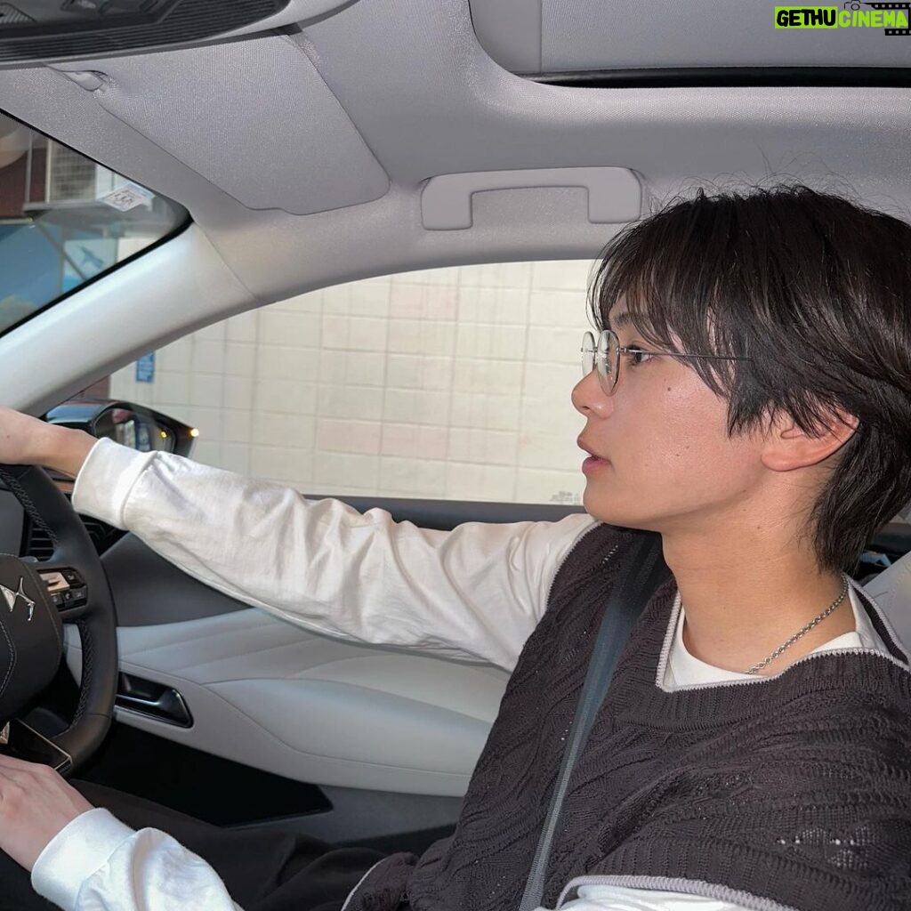 Shuichiro Naito Instagram - 最近の内藤くんはドライブにハマってます🚗 緑色の仮面ライダーの子が撮ってくれました。 #DS4 #DSautomobiles #EspritDeVoyage