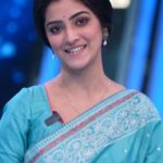 Shweta Bhattacharya Instagram - দাদাগিরির মঞ্চে এবার #কোনগোপনেমনভেসেছে-এর পরিবারের সদস্যরা । জমজমাট প্রশ্নোত্তরের খেলা, আড্ডা, মজা এবং অবশ্যই নতুন ধারাবাহিক নিয়ে কথা, সমস্তটাই রইল আপনাদের সামনে । দেখুন 'দাদাগিরি' শনি - রবি @ 9:30pm, শুধুমাত্র #ZeeBangla-র পর্দায়! সঙ্গে নতুন ধারাবাহিক - "কোন গোপনে মন ভেসেছে"! আগামী 18th December থেকে সোম - শনি @ 8:30pm, শুধুমাত্র Zee Bangla-র পর্দায়। #KonGoponeMonBhesechhe #Dadagiri10Reels #ZBReels #ZeeOnTheGoReels #ZbrDec23