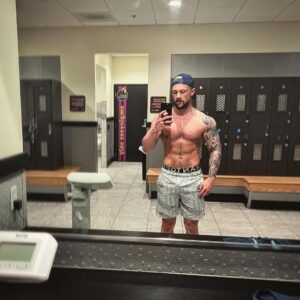 Simon Kippen Instagram - Shoulder is stronger than ever, the chip upon it however, now that is bigger than ever. Anger, powerful stuff. #UnderRated