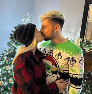 Simon Kippen Instagram - So thankful we managed to make it back to the UK for the holidays after 2 years away. Merry Christmas from mine, to yours ❤️🎄
#family #christmas #england