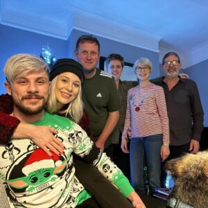 Simon Kippen Instagram - So thankful we managed to make it back to the UK for the holidays after 2 years away. Merry Christmas from mine, to yours ❤️🎄
#family #christmas #england