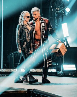 Simon Kippen Instagram - Thou shall not fall. #EmbraceTheChange #aewdynamite