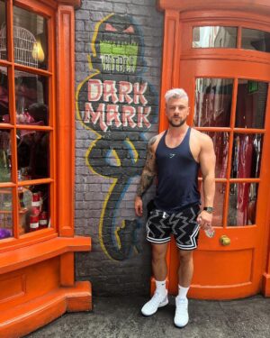 Simon Kippen Instagram - I’m not going home, not really. 💀🐍 #universalstudios #harrypotter