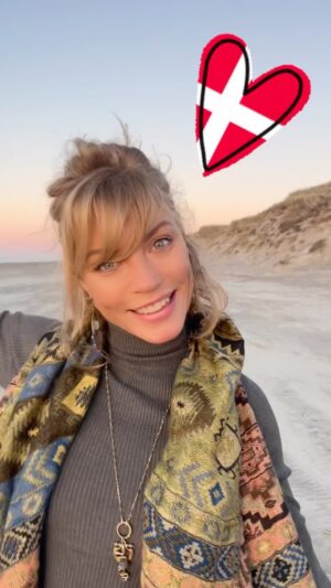 Sisse Marie Instagram - Greetings from Denmark 🇩🇰 I’m spending a little time in my natural habitat. Come with me to the northern sea 🌊 

#denmark #vesterhavet #naturalhabitat #danish #northensea #thenorthsea #motherland