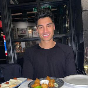 Siva Kaneswaran Instagram - We had fun farewell Tapas at @elpiratamayfair. 

The food was “yum yum yum” We were so STUFFED. I highly recommend. Thanks for having us. 

It was so nice to reflect on the last 4 months with @klabera.ko and say a proper goodbye. We’ve come a long way. Proud of us 🙏🏾

Highlights of the night were the Tapas and Klaberas acting skills 😂

#siva #klabera #elpiratamayfair #fun #farwell #tapas #dancingonice