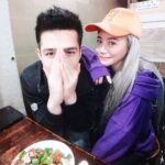 Sky Li Instagram - 心里想的是人鱼线，嘴里吃的是宵夜😂😂