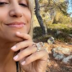 Sofia Pavlidou Instagram – Το ομορφότερο δαχτυλίδι!
Δώρο της παραλίας!
Ίδιο σχέδιο με τον βράχο πίσω μου😀
Λένε πως κάποτε το είχε κάνει δώρο ένας πειρατής σε μια γοργόνα …#not 🏴‍☠️🧜🏻‍♂️

#searing #seapresent #cell #cellring  #mermaid #pirate #summer #love #blessed Dragonera,Agkistri