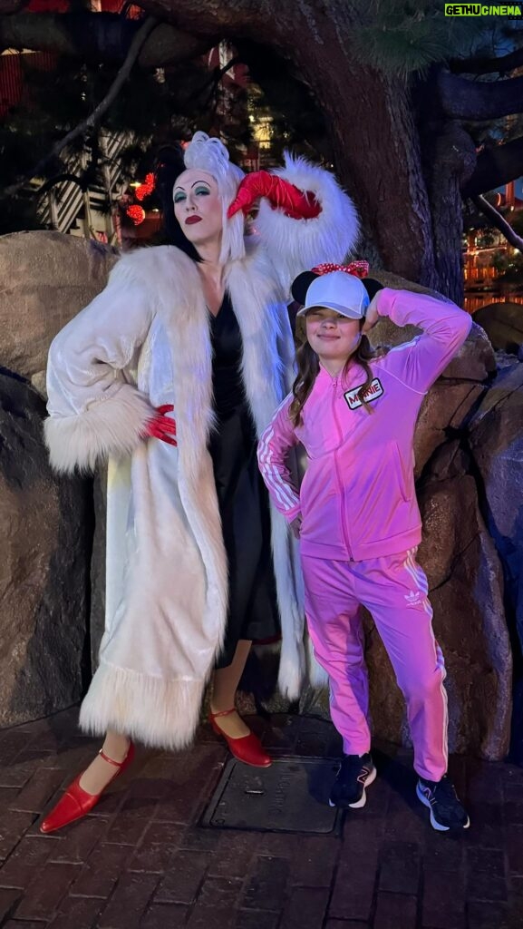 Sofia Sanchez Instagram - Favorite. My number one villian of ALL time. #cruella #fashionicon #disneyvillain #strikeapose #modeling #rundisney Disney California Adventure Park