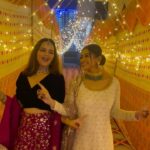 Somi Khan Instagram - Jaago Aayi aa…. @somikhan_ks @goldboypro @sandyysingh #veerediwedding @mundasouthallda #jaago #jaagonight #punjabiwedding #mundasouthallda #friends #yaari