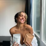Sommer Ray Instagram - new @imaraisbeauty packaging 🫶🏻 i loved the old bottle design but the pouches are even better.. easier to bring w you & keep in your bag, bathroom, car anywhere!! 🪽depuff & clarity coming soon 💛 Toronto, Ontario
