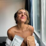 Sommer Ray Instagram - new @imaraisbeauty packaging 🫶🏻 i loved the old bottle design but the pouches are even better.. easier to bring w you & keep in your bag, bathroom, car anywhere!! 🪽depuff & clarity coming soon 💛 Toronto, Ontario