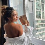 Sommer Ray Instagram - new @imaraisbeauty packaging 🫶🏻 i loved the old bottle design but the pouches are even better.. easier to bring w you & keep in your bag, bathroom, car anywhere!! 🪽depuff & clarity coming soon 💛 Toronto, Ontario