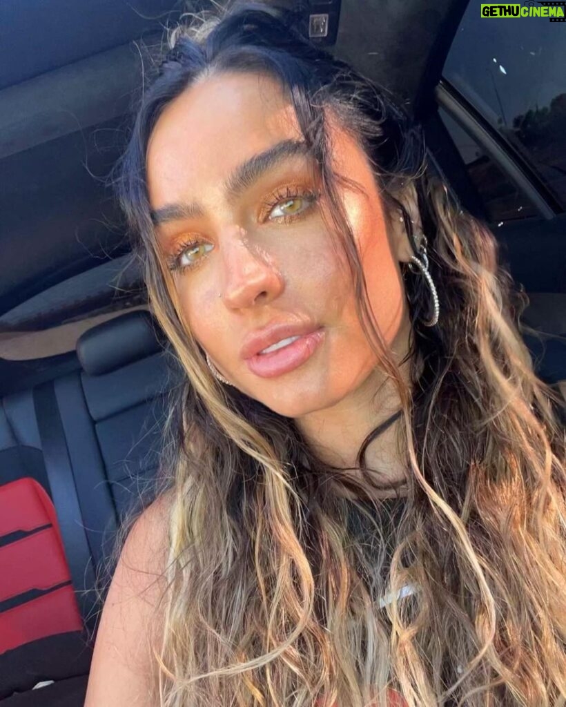 Sommer Ray Instagram - going to country thunder instead of coachella was the best decision i’ve ever made. if you know me you know country music owns my heart 💛💛💛⚡️ my roooots