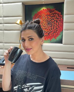 Sonali Bendre Instagram - Another day, another cup, and a lot of comfort. 🥰☕