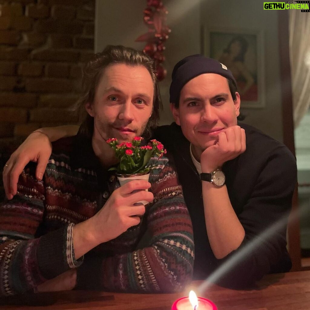 Sondre Lerche Instagram - Santa’s baby brothers spent all of yesterday cooking up yet another present for you 🎁 Unwrap the link in your bio! 🎅🏻 Bergen, Norway