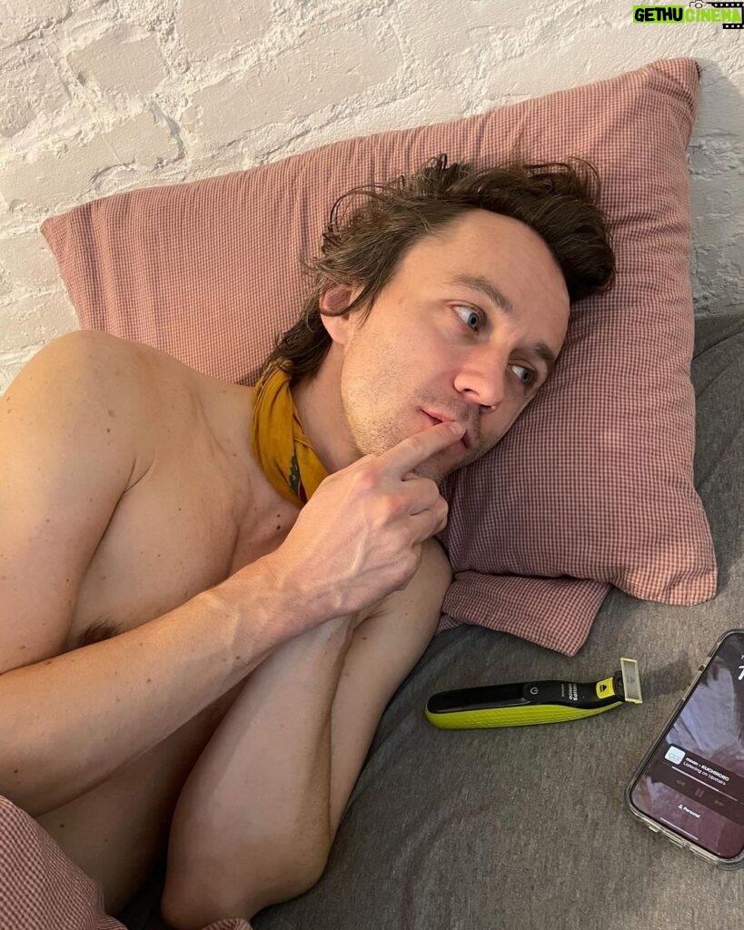 Sondre Lerche Instagram - Slipping into character for shows no. 20 and 21 tonight 🎭 #shave #christian #låtskriverchristian #singersongwriter #moulinrougethemusical #thespian #razzledazzle #broadway #westend #majorstuen Christian Today