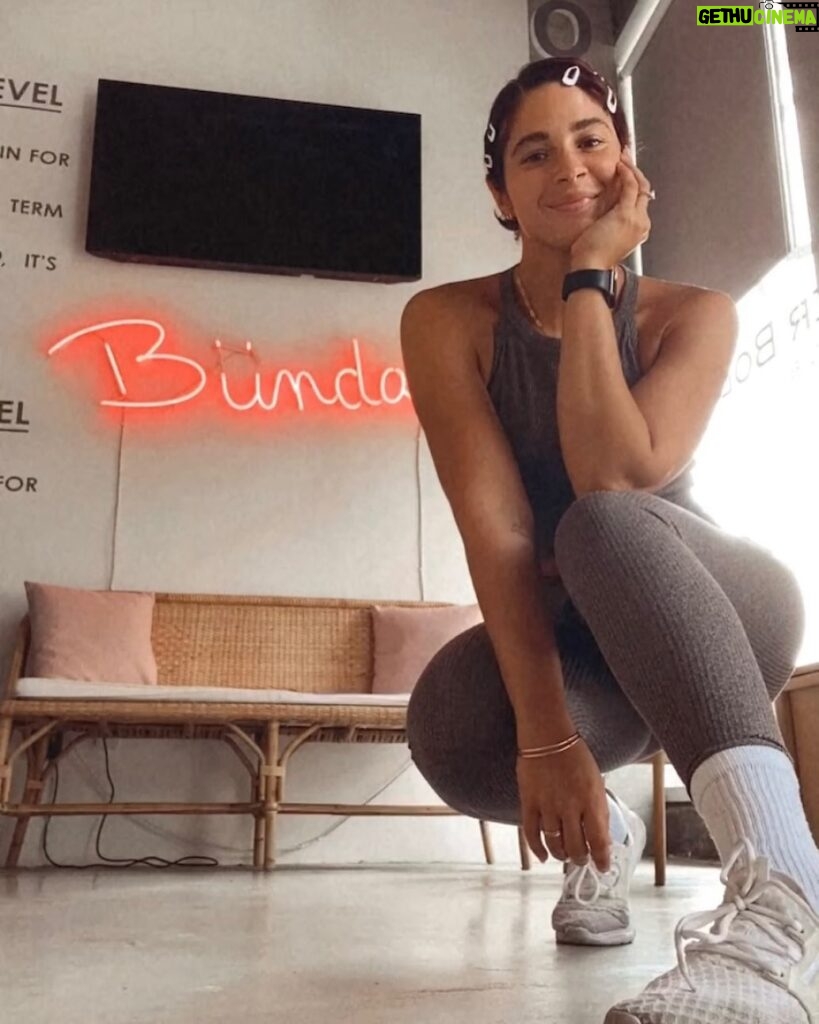 Sophia Aguiar Instagram - BUNDA APPRECIATION! 💖 Woke up at 4:15 this morning... so tired and questioning why I’m doing this. Drove to work, entered the studio, started my first class at 6am and immediately felt a wave of gratitude come over me. I am grateful for: -A space to share my passion for fitness and teaching -The clients that inspire and push me to be a better instructor -My Bunda team and now family for the constant encouragement and space to grow Thank you BUNDA! 💖
