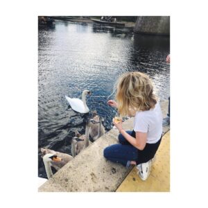 Sophie Simnett Instagram - ooo friends !