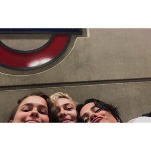 Sophie Simnett Instagram - ooo friends !