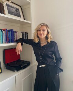 Sophie Simnett Instagram - hello howdy welcome to the clean corner of the flat — Press day 1!! 🎲 Styled by the best @ellagaskellstylist Home kit hair fix @j_j_harper @pauledmonds217 💫