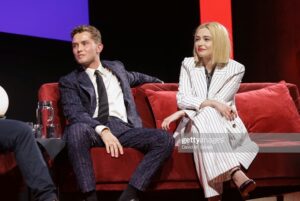 Sophie Simnett Instagram - two gangs in landan @skytv #SkyUpNext @gregwilliamsphotography & chatting all things Twist !!