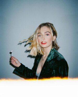 Sophie Simnett Instagram - //2 @jackalexanderuk @fault_magazine provide the snacks 🐭 

@lucie_bjmakeup @ellagaskellstylist 💫