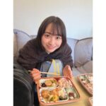 Sora Tamaki Instagram - 📷 『カメラ、はじめてもいいですか？』 今夜第8話が放送されます！ ミトの過去が今夜明らかになります！ 👆🏻写真は現場のお弁当と。 カメはじの現場はロケ弁がとても美味しくて、ご飯の時間がとても楽しみでした🍚 それと、ドラマ中に出てくる、美術さん手作りの料理もとても美味しくて、食べるシーンがあるとすごく嬉しかったです☺️ ぜひご覧ください。 #カメはじ　@bs260_camehaji #田牧そら