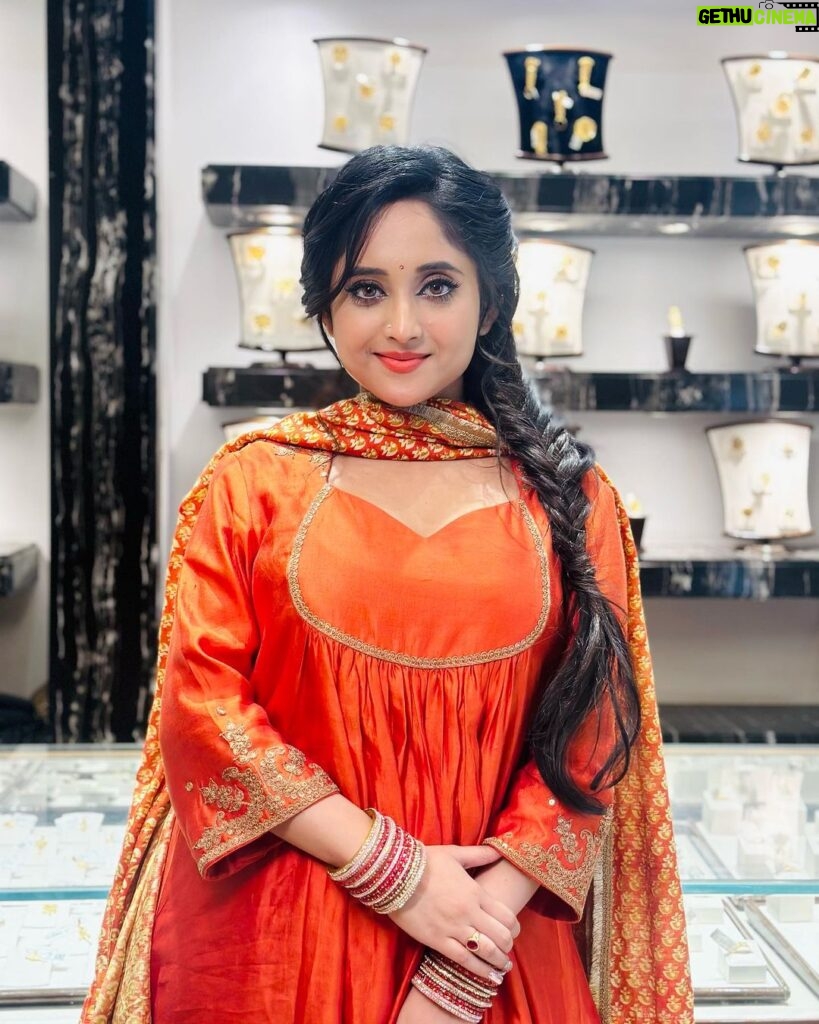 Soumitrisha Kundu Instagram - 🧡✨ Styled by @prashantchouhandesign @rabhisek makeup & hair @s_d_makeup_world_ @jhalsadey201 churiyaaan - Bangladesh - India fanclub