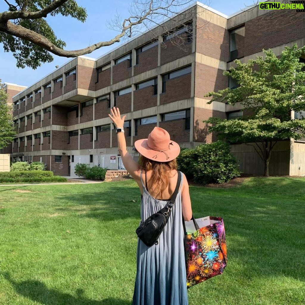 Spencer Tunick Instagram - First day of college for my oldest kid 💛. Freshman orientation. We’re going to miss her.