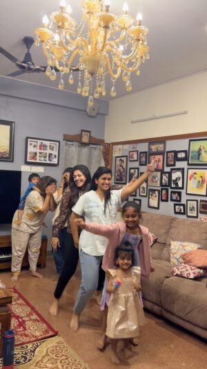 Sridevi Ashok Instagram - Don’t miss the end 😂 Sambavam irukku 😜 New year celebrations 🥰
@praveen.bennett @saipramoditha @shreyaanchan_official @ritz_917peace @dhiraviam_rajakumaran @sidhu_sid_official @ashok_chintala @sitara_chintala
