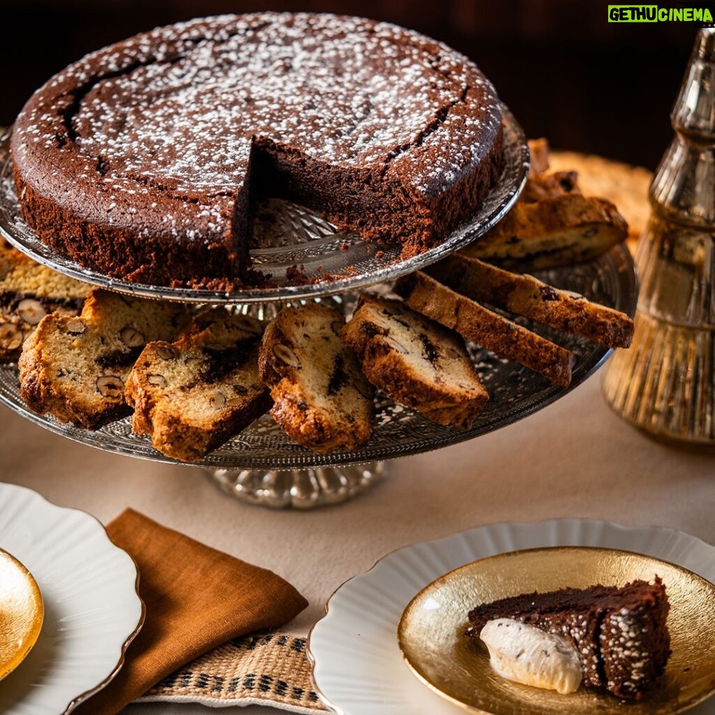 Stefano Faita Instagram - 🧁 Dolce, ou douceur. C’est comme ça qu’on dit dessert en italien. Ça donne envie de succomber, non? Pour couronner votre repas des Fêtes à l’italienne, choisissez votre dolce traditionnel parmi mes 10 meilleures recettes de desserts. 🧁 Dolce, or “sweetness.” That’s how you say dessert in Italian. Makes you want to indulge, right? To crown an Italian holiday meal in style, choose your traditional dolce from my top 10 dessert recipes. Lien dans la bio | Link in bio 🔗 #stefanofaita #desserts #dolci #italiandessert #dessertsitaliens