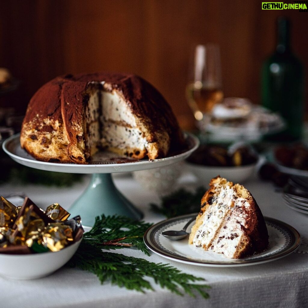 Stefano Faita Instagram - 🧁 Dolce, ou douceur. C’est comme ça qu’on dit dessert en italien. Ça donne envie de succomber, non? Pour couronner votre repas des Fêtes à l’italienne, choisissez votre dolce traditionnel parmi mes 10 meilleures recettes de desserts. 🧁 Dolce, or “sweetness.” That’s how you say dessert in Italian. Makes you want to indulge, right? To crown an Italian holiday meal in style, choose your traditional dolce from my top 10 dessert recipes. Lien dans la bio | Link in bio 🔗 #stefanofaita #desserts #dolci #italiandessert #dessertsitaliens