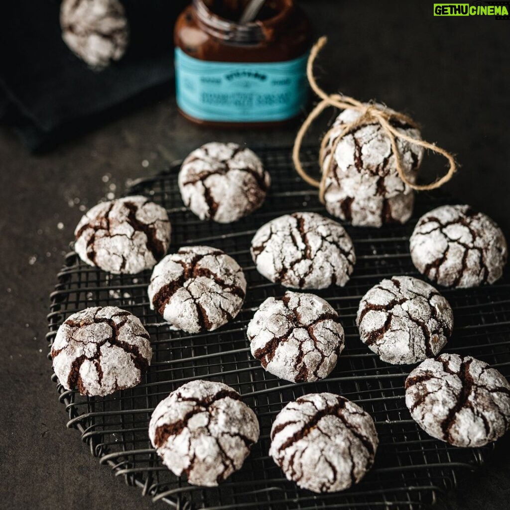 Stefano Faita Instagram - 🧁 Dolce, ou douceur. C’est comme ça qu’on dit dessert en italien. Ça donne envie de succomber, non? Pour couronner votre repas des Fêtes à l’italienne, choisissez votre dolce traditionnel parmi mes 10 meilleures recettes de desserts. 🧁 Dolce, or “sweetness.” That’s how you say dessert in Italian. Makes you want to indulge, right? To crown an Italian holiday meal in style, choose your traditional dolce from my top 10 dessert recipes. Lien dans la bio | Link in bio 🔗 #stefanofaita #desserts #dolci #italiandessert #dessertsitaliens