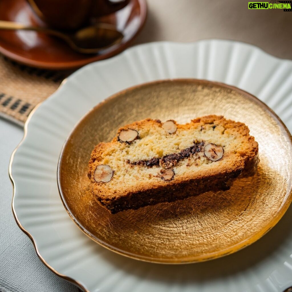 Stefano Faita Instagram - 🧁 Dolce, ou douceur. C’est comme ça qu’on dit dessert en italien. Ça donne envie de succomber, non? Pour couronner votre repas des Fêtes à l’italienne, choisissez votre dolce traditionnel parmi mes 10 meilleures recettes de desserts. 🧁 Dolce, or “sweetness.” That’s how you say dessert in Italian. Makes you want to indulge, right? To crown an Italian holiday meal in style, choose your traditional dolce from my top 10 dessert recipes. Lien dans la bio | Link in bio 🔗 #stefanofaita #desserts #dolci #italiandessert #dessertsitaliens