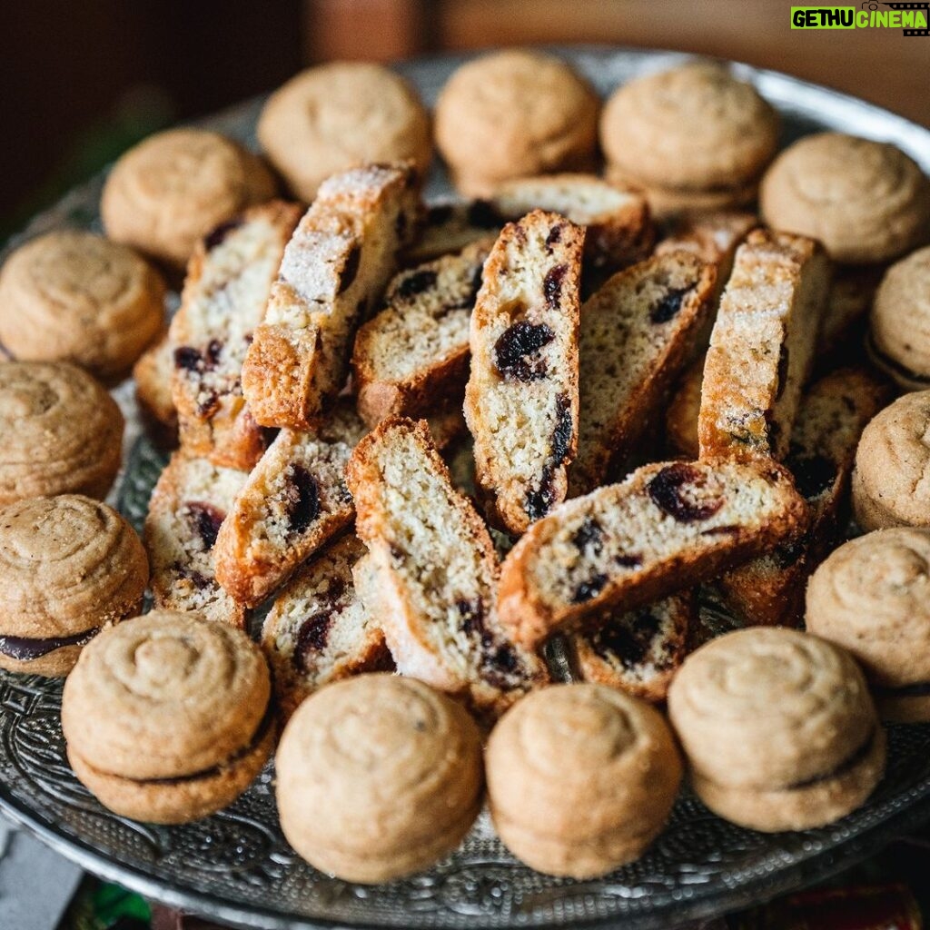 Stefano Faita Instagram - 🧁 Dolce, ou douceur. C’est comme ça qu’on dit dessert en italien. Ça donne envie de succomber, non? Pour couronner votre repas des Fêtes à l’italienne, choisissez votre dolce traditionnel parmi mes 10 meilleures recettes de desserts. 🧁 Dolce, or “sweetness.” That’s how you say dessert in Italian. Makes you want to indulge, right? To crown an Italian holiday meal in style, choose your traditional dolce from my top 10 dessert recipes. Lien dans la bio | Link in bio 🔗 #stefanofaita #desserts #dolci #italiandessert #dessertsitaliens