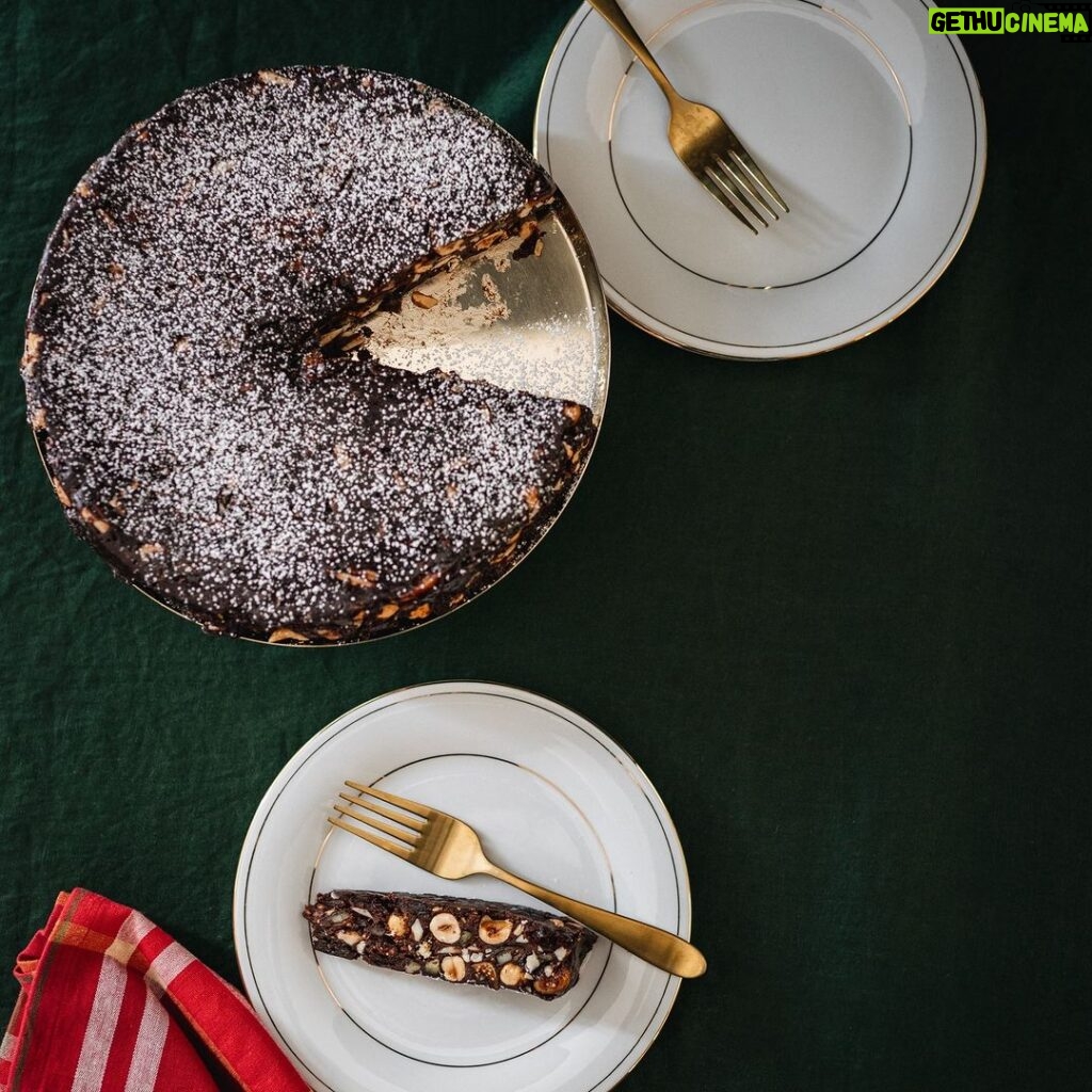 Stefano Faita Instagram - 🧁 Dolce, ou douceur. C’est comme ça qu’on dit dessert en italien. Ça donne envie de succomber, non? Pour couronner votre repas des Fêtes à l’italienne, choisissez votre dolce traditionnel parmi mes 10 meilleures recettes de desserts. 🧁 Dolce, or “sweetness.” That’s how you say dessert in Italian. Makes you want to indulge, right? To crown an Italian holiday meal in style, choose your traditional dolce from my top 10 dessert recipes. Lien dans la bio | Link in bio 🔗 #stefanofaita #desserts #dolci #italiandessert #dessertsitaliens