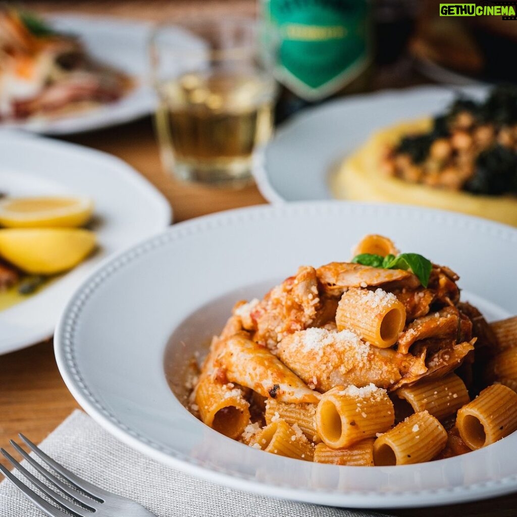 Stefano Faita Instagram - Ça y est, le chauffage est parti! C’est le temps des recettes pleines de chaleur et d’amour❤️‍🔥, comme mes mezzi rigatoni au ragù de pilons de poulet. Lien vers la recette dans la bio! . That’s it, we officially turned on the heating! Time for comforting recipes full or warmth and love ❤️‍🔥, like this mezzi rigatoni and chicken ragù. Click the link in our bio for the full recipe! #stefanofaita #pasta #food #italianfood #rigatonipasta #italiancooking