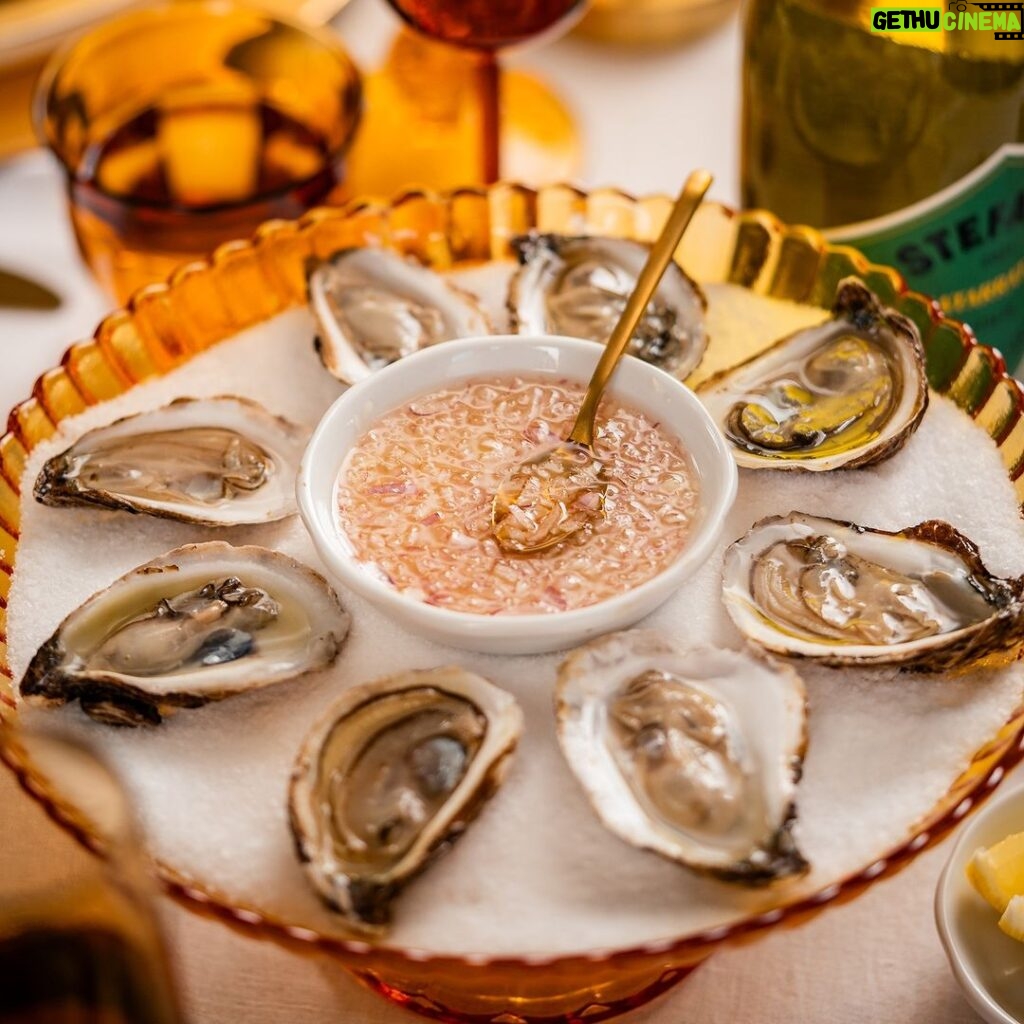 Stefano Faita Instagram - Mignonette. Prête en 2 temps 3 mouvements 💫 Vous aurez besoin de: - 60 ml (¼ tasse) de condiment de vinaigre de vin blanc Stefano - 15 ml (1 c. à table) d’oignon rouge ou d’échalote française, haché finement Dans un petit bol, bien mélanger le condiment de vinaigre de vin blanc et l’oignon ou l’échalote. Servir avec une douzaine d’huîtres en demi-coquille. Voilà! - Mignonette. Ready in a flash 💫 You'll need: - 60 ml (¼ cup) Stefano White Wine Vinegar Condiment - 15 ml (1 tbsp) red onion or shallot, minced In a small bowl, mix the white wine vinegar condiment and minced onion or shallot. Serve over a dozen oysters on the half shell. That's it!