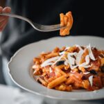Stefano Faita Instagram - Qu’est-ce qui nous donne un bon boost avant un marathon?! Des glucides! Je vous partage ma recette de recette préférée que je fais avant une course, en honneur du @marathonptittraindunord. Question de faire le plein d’énergie avant mon prochain 21km 🏃‍♂️ Recette Marathon P’tit Train du Nord Ingrédients • 80 ml (⅓ tasse) d’huile d'olive extra vierge Stefano (divisée) • 2 aubergines ou courgettes de taille moyenne, coupées en cubes de ½ po • Sel et poivre fraîchement moulu, au goût • 1 oignon rouge de taille moyenne, haché • 3 gousses d’ail, émincées • 648 ml (1 pot) de sauce marinara Stefano • Une pincée de flocons de piment , au goût • 454 g (1 paquet) de pâtes courtes • 250 ml (1 tasse) de feuilles de basilic fraîches, déchirées • Copeaux de ricotta salata (pour la finition) Préparation 1. Dans une grande poêle, chauffer 1 c. à table de l’huile d’olive à feu moyen-élevé 2. Ajouter 1 c. à table d’huile d’olive supplémentaire et cuire un tiers des morceaux d’aubergine 5 à 7 minutes, ou jusqu’à ce qu’ils soient bien dorés de tous les côtés. Saler et poivrer au goût. Retirer de la poêle et réserver. Répéter les étapes deux autres fois avec les tiers restants de morceaux d’aubergine. 3. Réduire le feu à moyen, et toujours dans la même poêle, ajouter les 2 c. à table d’huile d’olive restantes, l’oignon et l’ail. Cuire 3 à 5 minutes, ou jusqu’à ce que l’oignon soit tendre. Saler et poivrer au goût. 4. Incorporer la sauce marinara et les flocons de piment. Ajouter les morceaux d’aubergine cuits et bien mélanger. Laisser mijoter 10 minutes. 5. Entre-temps, amener une grande casserole d’eau salée à ébullition. Cuire les pâtes en suivant les directives inscrites sur l’emballage. Avant d’égoutter, réserver environ ½ tasse d’eau de cuisson. 6. Ajouter les pâtes cuites et le basilic à la sauce. Remuer soigneusement pour bien enrober les pâtes. Ajouter un peu d’eau de cuisson au besoin. 7. Dresser les pâtes dans une assiette de service et garnir de copeaux de ricotta salata. Servir immédiatement. Bonne course!