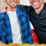 Stefano Faita Instagram - ZUCCHINIS GÉANTS FARCIS🥒 au poulet chasseur🏹 STEFANO FAITA X FITCOOK 👨🏼‍🍳 Une rencontre de bons vieux chum pour une recette qui l'explose complètement, mettant de l'avant la marque Stefano @sfaita et la marque @fitcookfoodz 🫱🏻‍🫲🏼 Un gars sympathique, super authentique, qui ne se prend pas au sérieux, pour lequel j'ai encore plus de respect qu'avant. Merci 1000 fois à la vedette de la télé, auteur, restaurateur québécois, propriétaire d'une compagnie de +60 produits partout à travers le Canada et l'un de mes idoles d'enfance d'être venu cuisiner et chiller chez nous pour une expérience inoubliable🔥🔥🔥 Pour la recette complète du poulet chasseur, RDV sur le site web de Stefano! Nous avons choisi d'en faire une farce pour les zucchinis géants qu'on a trouvés au marché😉 Bucket list check✅ Bon appétit😁 #lefitcook #fitcook #easyrecipe #fitnessrecipe #recettefacile #recettesante #montrealfoodie #france #français Montreal, Quebec