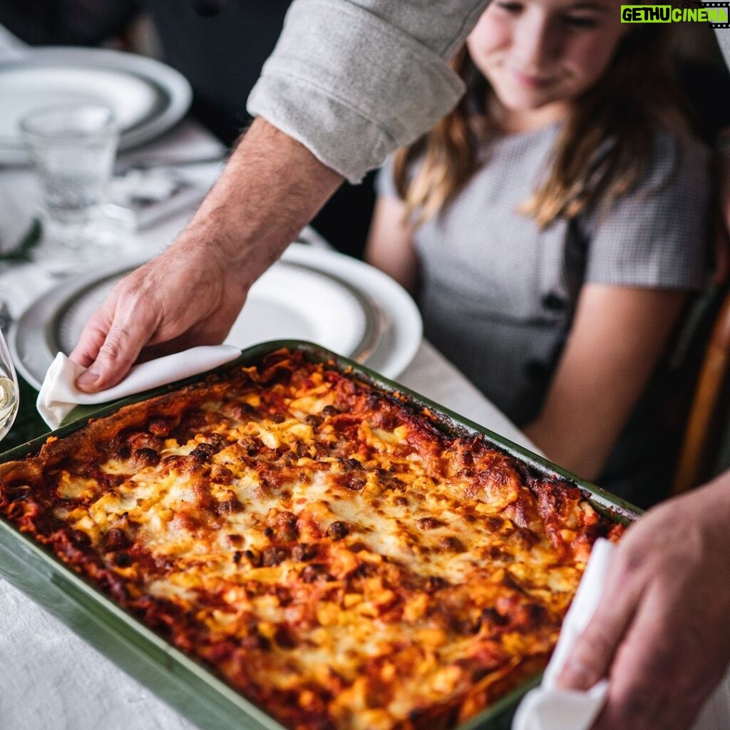 Stefano Faita Instagram - Un Noël sans la lasagne aux mini boulettes de ma mère @faitaelena, c’est juste pas Noël. Et vous, quelle recette vous rassemble pendant les Fêtes et vous fait rêver le reste de l’année? It wouldn't be Christmas without my mom's famous mini meatball lasagna! What’s THE recipe in your family that just makes Christmas well… Christmas? #stefanofaita #italiantraditions #christmas #lasagna #italianfood