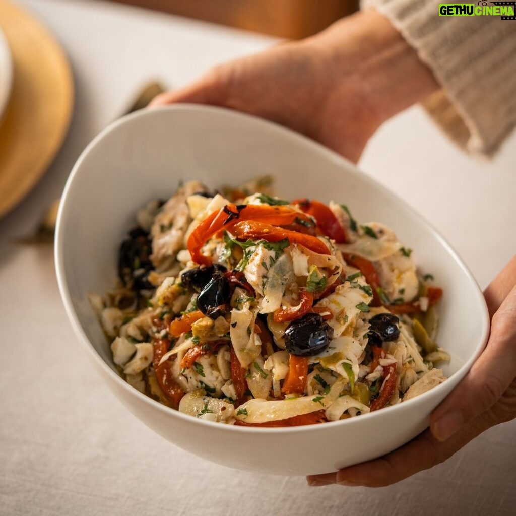 Stefano Faita Instagram - En Italie 🇮🇹 comme en Gaspésie ⚜️, chaque famille a sa recette traditionnelle de morue séchée. La nôtre, c’est l’insalata di baccalà, une des stars de notre festin des 7 poissons du 24 décembre. - In Italy 🇮🇹, like in Gaspésie ⚜️, every family has its own traditional recipe for dried and salted cod. Ours is insalata di baccalà, one of the stars of our 7-fish feast on December 24. Lien dans la bio / Link in bio 🔗 #stefanofaita #stefano #baccala #fishmeal