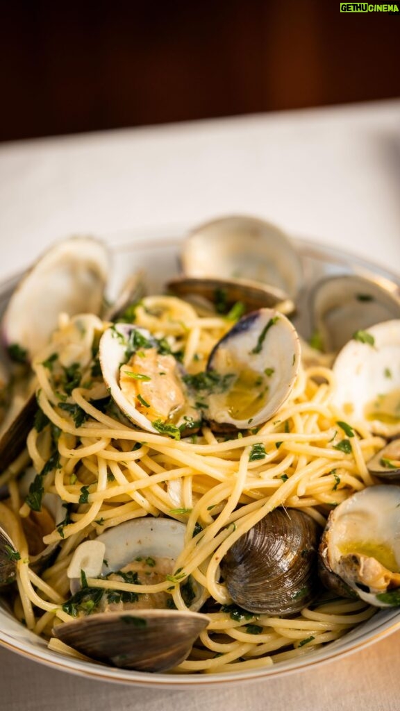 Stefano Faita Instagram - Spaghetti alle vongole 🤌🍝 Ingrédients • 1½ lb de palourdes fraîches • 1 paquet (454 g) de spaghetti Stefano • 60 ml (4 c. à table) d’huile d'olive extra vierge Stefano, divisée • 3 à 4 grosses gousses d’ail, émincées • 10 ml (2 c. à thé) de flocons de piment chili • ⅓ tasse (80 ml) de vin blanc sec • 45 ml (3 c. à table) de beurre non salé • Poignée de persil frais, haché • Sel et poivre fraîchement moulu, au goût Préparation 1. Placer les palourdes dans un grand bol d’eau froide et les laisser tremper 15 à 20 minutes pour déloger toutes traces de sable et d’impuretés. Rincer abondamment et réserver. 2. Porter une grande casserole d’eau salée à ébullition. Cuire les pâtes très al dente, environ 6 minutes. La cuisson se terminera dans la poêle. Réserver un peu d’eau de cuisson (au moins ¼ tasse) avant d’égoutter les pâtes. 3. Pendant ce temps, chauffer 3 c. à soupe (45 ml) de l’huile d’olive à feu moyen dans une grande poêle. Quand l’huile est chaude, ajouter l’ail et cuire jusqu’à ce qu’il soit tout juste doré, 1 à 2 minutes. Ajouter les flocons de piment chili et poursuivre la cuisson 15 à 30 secondes de plus. 4. Ajouter le vin blanc et faire mijoter. 5. Ajouter les palourdes nettoyées à la même poêle. Couvrir et cuire jusqu’à ce que les coquilles commencent à s’ouvrir (environ 3 à 6 minutes, dépendamment de la taille des palourdes). 6. À l’aide de pinces, retirer les palourdes ouvertes de la poêle. Réserver dans un bol séparé. 7. Verser environ ¼ tasse (60 ml) de l’eau de cuisson des pâtes dans la poêle et porter à ébullition. Ajouter les pâtes égouttées et cuire 1 minute en remuant constamment, jusqu’à ce que les pâtes soient al dente et qu’elles aient absorbé une partie du liquide contenu dans la poêle. 8. Remettre les palourdes cuites réservées et tout leur jus dans la poêle. Ajouter le persil et remuer soigneusement. Transférer dans une grande assiette de service ou dans des bols individuels. 9. Verser le reste de l’huile d’olive en filet et servir immédiatement. Buon appetito!